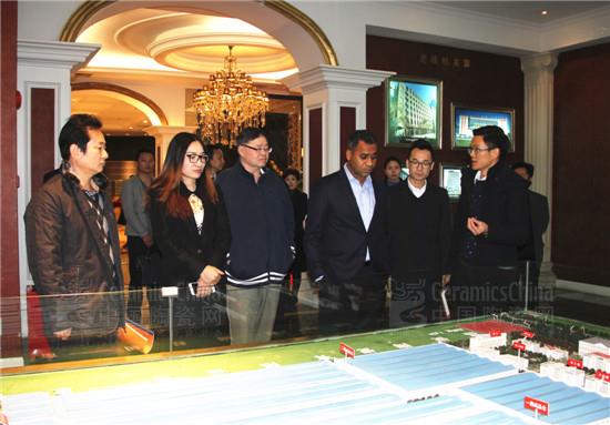 美国麻省剑桥市副市长Dennis Benzan(前排右3)在嘉俊营销总经理叶竞旭(右2)陪同下参观嘉俊王宫