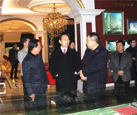 嘉俊董事长叶荣崧(前排左一)与嘉俊副董事长陈耀强(前排右一)陪同考察