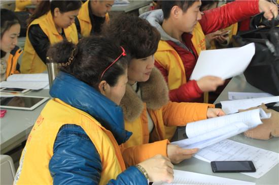 学员们认真紧张地学习通关考核内容