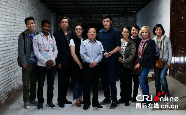 记者团与隆达公司营销经理陈云帆