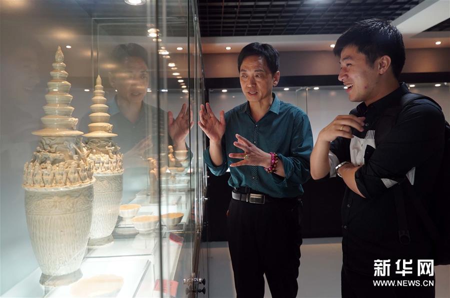 (文化)(1)民间收藏家母子的陶瓷情缘