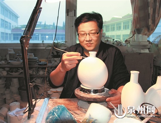 &ldquo;����ǿ�����մɲ�ҵ��ͬʱ����Ҫע���մ��Ļ��ں����ھ�&rdquo;������������ʡ�������Ź�˾�ܾ�����־��������ҵ��&ldquo;�Ļ�Ʒ�ƾ�Ӫ&rdquo;��·�ӣ�Ŭ��ʵ��&ldquo;���մɲ�Ʒ������Ļ�Ʒ�������ת��&rdquo;���ƶ��մ��Ļ���ҵת��������