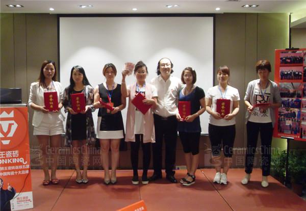 狮王企业市场总监宋总为第三名小组颁发奖金和证书