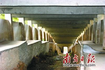 ����ɽ·���ϣ�����һƬɽ�֣��ʼ�ɽ������Ҥ��ַ������ǰ��������������۴��αȣ��ഫ�о�ʮ����Ҥ֮�࣬�ų�&ldquo;��Ҥ��&rdquo;����ģ֮��һĿ��Ȼ����������ϴ�����չ�Բ������������ڣ��������ϵ�б�£��м�һ������״������ճ���ʱ��ª�����������������������մɹ����ľ��Ĵ��죬һ���������մɴ���������������ϻ�����Ư�������Զ�����⡣