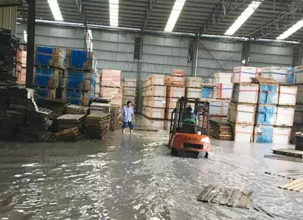 湖北一陶瓷厂生产车间的仓库进水 厂家供图