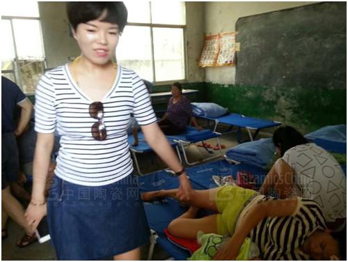 武汉恒福陶瓷阮总探望受灾群众