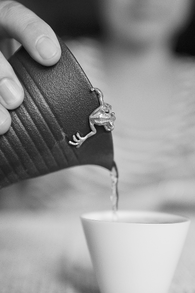 小庄作品《坐井观天》,体现了银饰、陶瓷、茶融为一体。