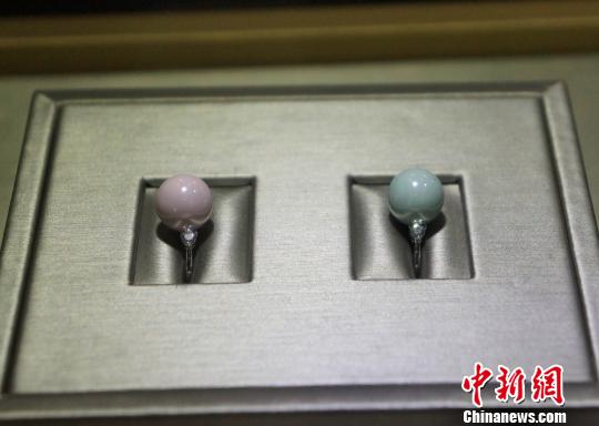 企业展示的陶瓷珠宝戒指。 王昊阳 摄