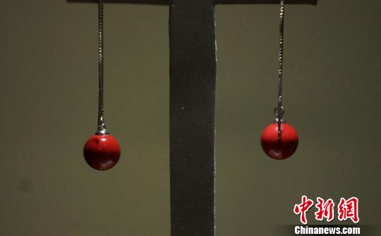 企业展示的陶瓷珠宝,光泽诱人,异常精美。 王昊阳 摄