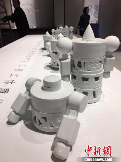10日起,“OPEN WORK”(“开放作业”)国际陶瓷艺术展在南京浦口区的南京W艺术空间举办。图为手臂可自由装卸的瓷器机器人。 朱晓颖 摄 10日起,“OPEN WORK”(“开放作业”)国际陶瓷艺术展在南京浦口区的南京W艺术空间举办。图为手臂可自由装卸的瓷器机器人。 朱晓颖 摄