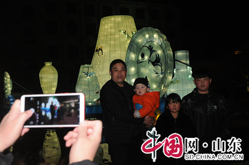陶瓷花灯亮相淄博 非遗融合市民感受文化熏陶