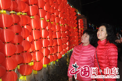 陶瓷花灯亮相淄博 非遗融合市民感受文化熏陶