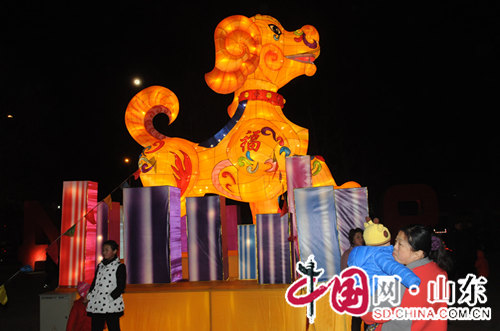 陶瓷花灯亮相淄博 非遗融合市民感受文化熏陶