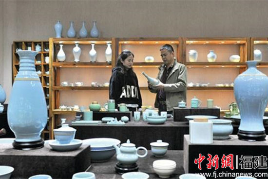 林心如(右)向客户介绍汝瓷作品 林心如(右)向客户介绍汝瓷作品